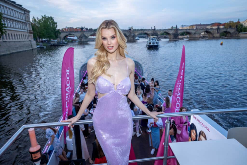 Miss World Krystyna Pyszkova s pozadím Karlova mostu